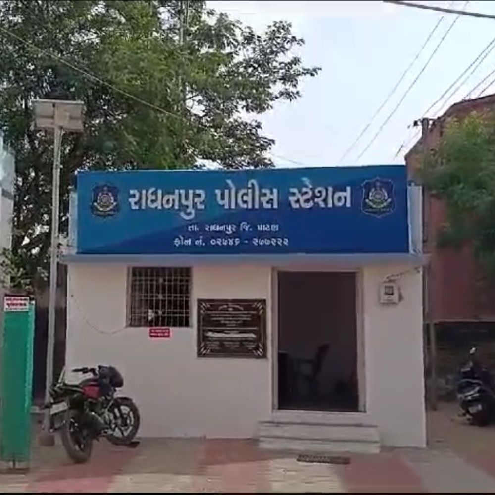 રાધનપુરમાં ચોરી: તસ્કરોએ બારી તોડી રૂ. 1.60 લાખની રોકડ અને દાગીનાની ચોરી કરી.