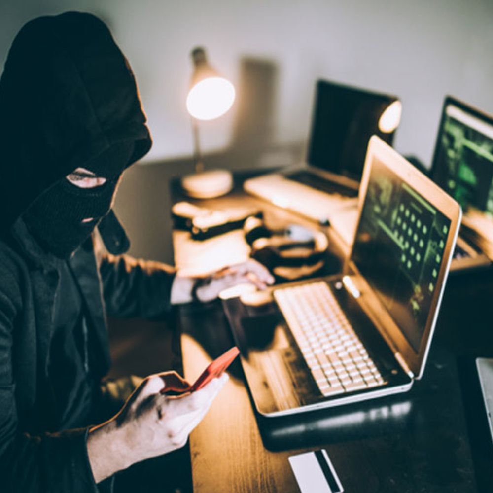 પેન્શનર્સની લિંક પર ક્લિક કરતા નિવૃત પ્રોફેસરને 11 લાખનો ચુનો:સાયબર ઠગોએ બેંક ખાતું ખાલી કર્યું, પુરાવા મિટાવવા મોબાઈલ જ ફોર્મેટ કરી દીધો