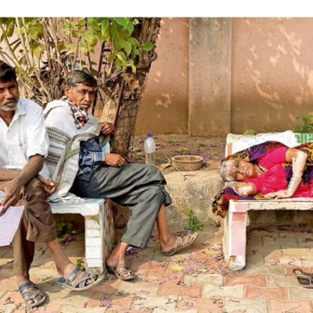 ભાસ્કર ગ્રાઉન્ડ રિપોર્ટ:મનપા કેસ ઘટવાના દાવા કરે છે પણ વાસ્તવિકતા જુદી છે, દવાખાનાં ઉભરાય છે, OPDમાં લાઇન છે, બ્લડ ટેસ્ટ માટેનાં ફોર્મ ખૂટી પડ્યાં