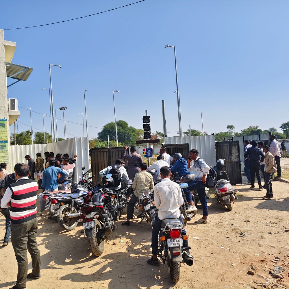 ટુ વ્હિલરનો ટેસ્ટ આપવા આવેલા અરજદારોને પડ્યા ધક્કા‎:પાટણ RTOમાં ટેકનિકલ ખામીના કારણે 15 જાન્યુ.સુધી ટુ-વ્હીલર ડ્રાઇવિંગ ટેસ્ટ બંધ