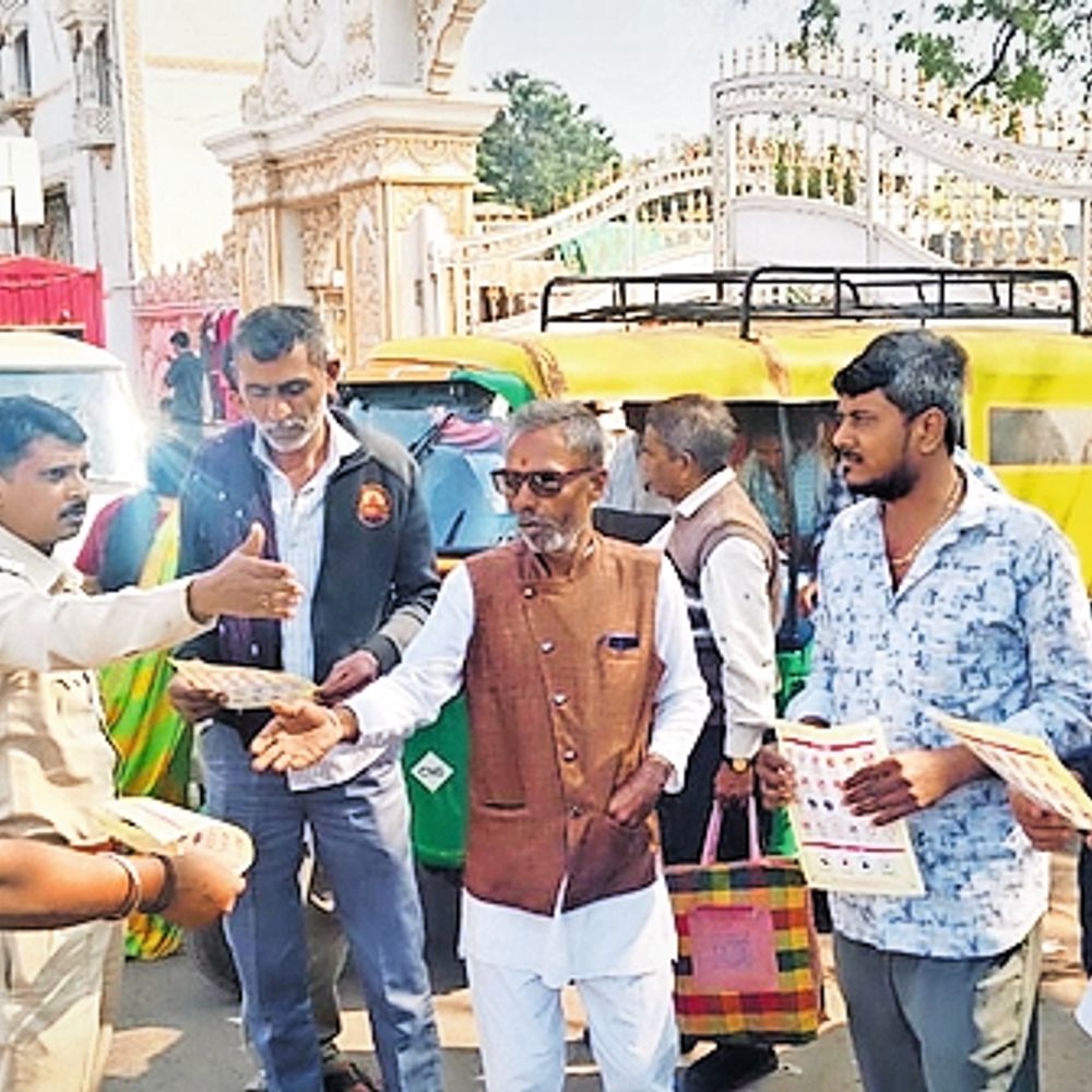 વિશેષ જાગૃતિ કાર્યક્રમ:ARTO બોટાદ દ્વારા સાળંગપુરમાં રિક્ષાચાલકો માટે માર્ગ સલામતી જાગૃતિ કાર્યક્રમનું આયોજન