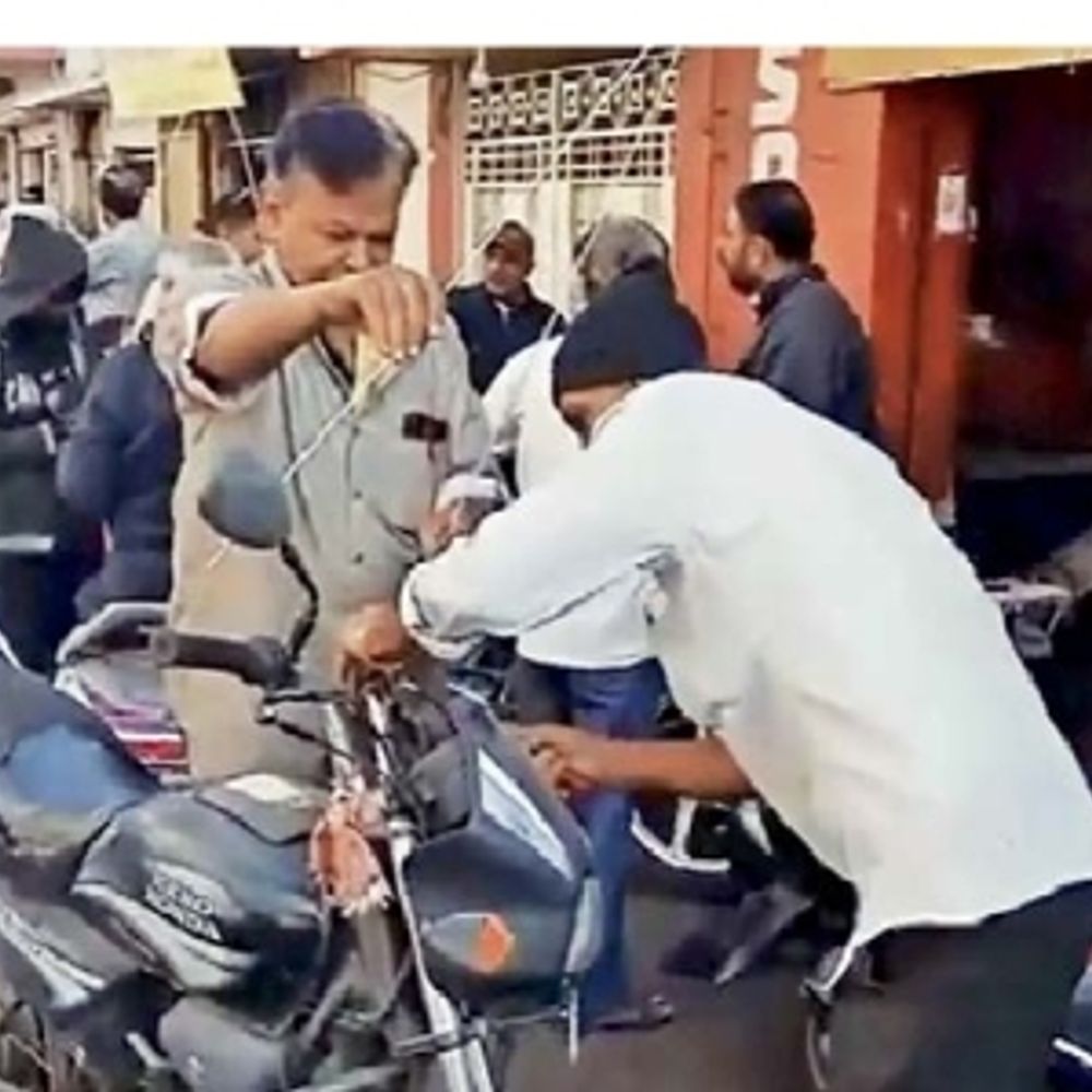 મંડે પોઝિટીવ:મોતની દોરી સામે માનવતાનો તાર - ચાઈનીઝ દોરીથી બચવા ગેરેજના સંચાલકે 350થી વધુ વાહનમાં સેફ્ટિગાર્ડ લગાવ્યા