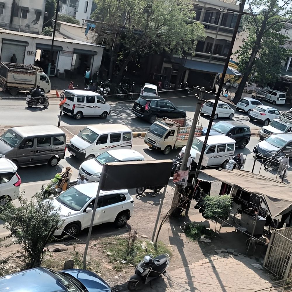 ભારે ટ્રાફિકજામ સાથે લોકોની હાલાકીમાં થયો વધારો:ચીખલી માર્ગ મકાન વિભાગનું ‘અક્કલનું પ્રદર્શન’, અડધો કિમી દૂર રસ્તો બંધ કરી દેતા ભારે ટ્રાફિક જામ