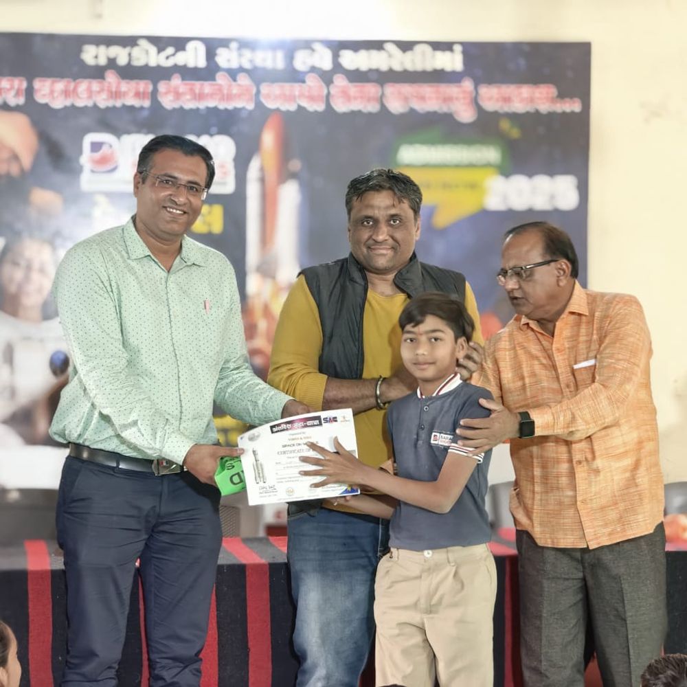 સ્પેસ ઓન વ્હીલ્સ પ્રોજેક્ટ:અમરેલીમાં ઇસરોના સ્પેસ ઓન વ્હીલ્સ પ્રોજેક્ટથી છાત્રોને અંતરિક્ષ વિજ્ઞાનની જાણકારી અપાઈ