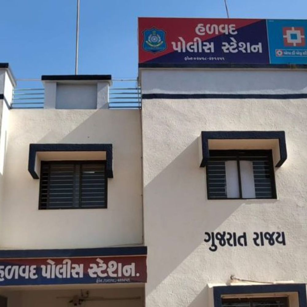 હળવદ મંદિરમાં તોડફોડનો કેસ: સમજાવવા ગયેલા આધેડને મારી નાખવાની ધમકી:મોરબીમાં દારૂની 3 રેડ, 19 બોટલ સાથે 3 ઝડપાયા