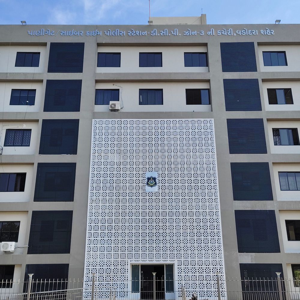 રાજરાણી તળાવ પાસે MGVCLની કચેરીમાં ભાઈ-બહેને હંગામો મચાવ્યો:વીજ કનેક્શન કાપી મીટર લઈ જનાર કર્મચારીઓને ચાકુ બતાવી મારી નાખવાની ધમકી આપી