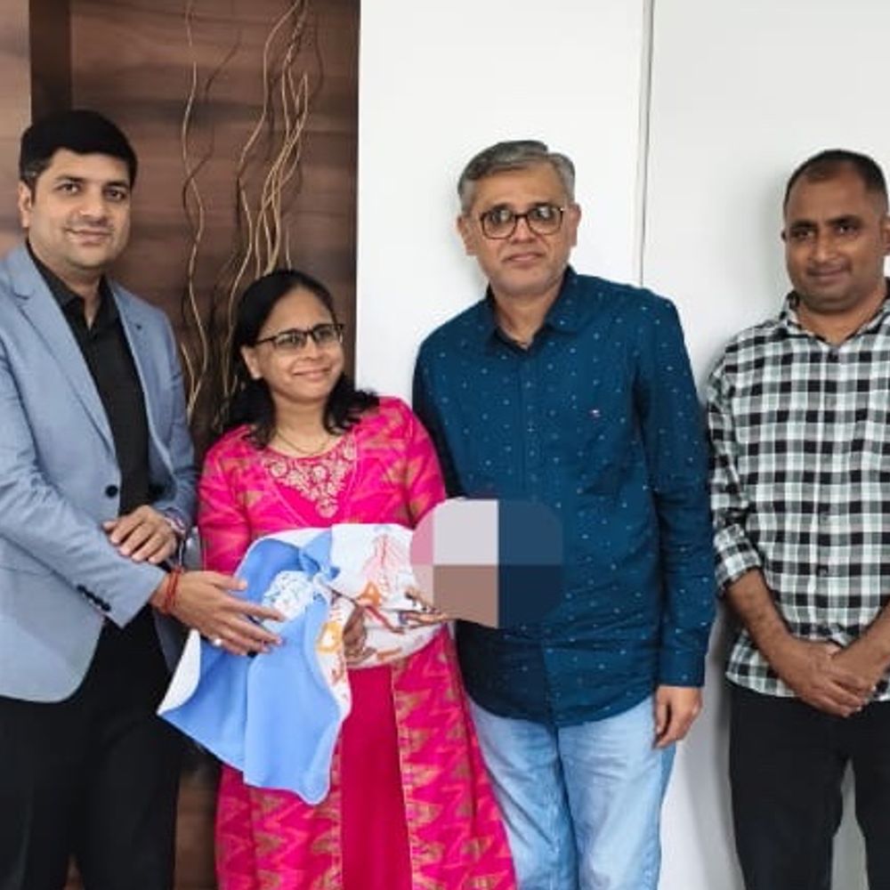 કલેકટરના હસ્તે બે અનાથ બાળકોને મળ્યો મુંબઈના બેંકર્સનો સાથ:બેંકની નોકરી અને હવે માતા-પિતાની જવાબદારી, મિશન વાત્સલ્યએ અનાથ બાળકોનું નસીબ પલટ્યું