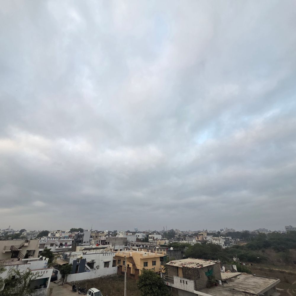 સાબરકાંઠામાં વાતાવરણ પલટાયું: માવઠાની શક્યતાથી ખેડૂતો ચિંતિત, ઠંડી વધી.