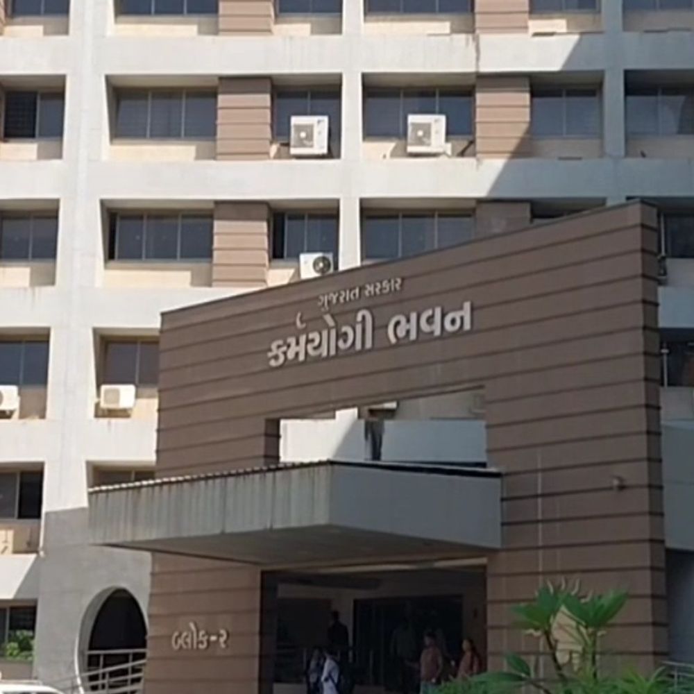 1500થી વધુ કોન્ટ્રાક્ટ કર્મીઓને એક સાથે 1 ફેબ્રુઆરીએ છૂટા કરાશે:ઈ-ગ્રામ વિશ્વગ્રામ પ્રોજેક્ટમાં 10 વર્ષથી સેવા આપતા કર્મીઓને વ્હોટ્સએપથી જાણ કરાઈ