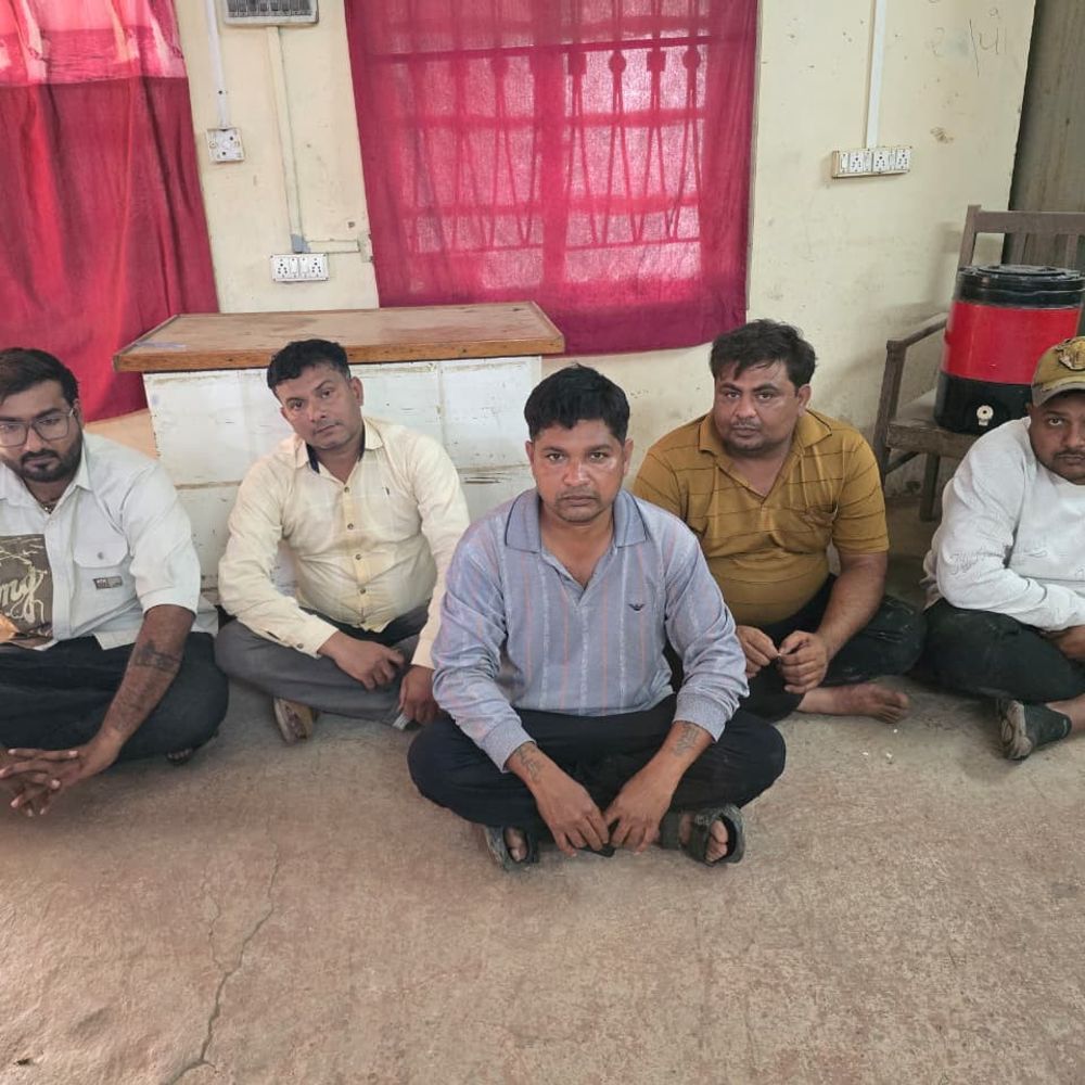 કોડીનાર જખલા વાડીમાં LCBની મોટી કાર્યવાહી:ઘોડી પાસાનો જુગાર રમતા 6 ઝડપાયા, ₹1.70 લાખનો મુદ્દામાલ જપ્ત