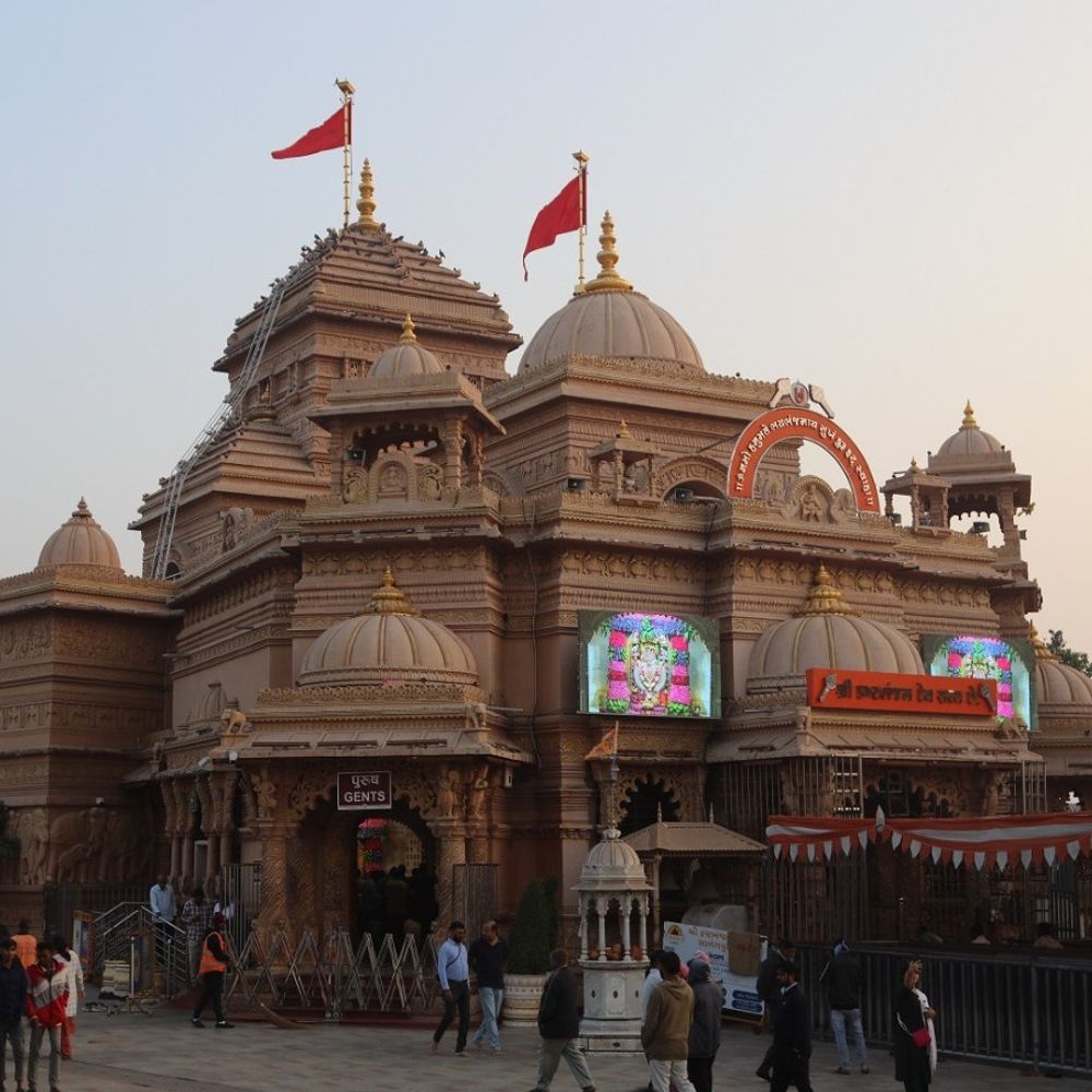 સાળંગપુર હનુમાનજી: વસંતપંચમીએ ગુલાબ-ઓર્કિડથી વિશેષ શણગાર, ભક્તોએ દર્શનનો લાભ લીધો.