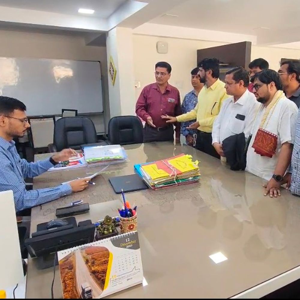 પ્રયાગરાજમાં જગતગુરુ સાથે દુર્વ્યવહાર મામલે ગોધરામાં આવેદન:સમિતિએ કલેક્ટરને રજૂઆત કરી, કાર્યવાહીની માંગ