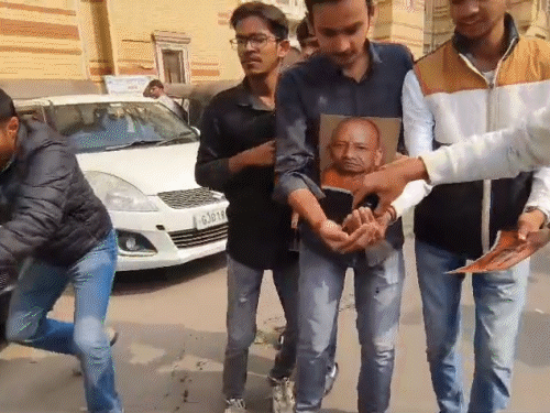 યોગીના ફોટા પર કાળી શાહી લગાવી વિરોધ: યુથ કોંગ્રેસ-NSUIની અટકાયત.