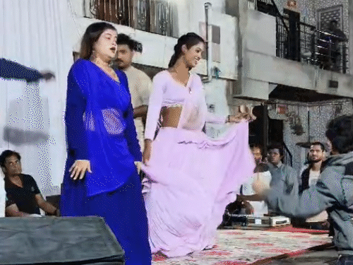 સુરતમાં સરસ્વતી પૂજામાં અશ્લીલ ડાન્સ: વસંતપંચમીએ મહિલાઓએ સ્ટેજ પર અસભ્ય ઠૂમકા લગાવતાં લોકો ક્ષોભજનક સ્થિતિમાં મુકાયા.