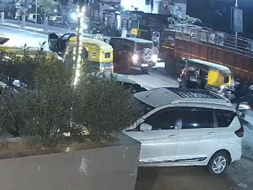 થાર પર હુમલો: CCTV ફૂટેજમાં ફિલ્મી ઢબે હુમલો, પોલીસે બ્રેઝા કારમાં આવેલા શખ્સોની શોધખોળ હાથ ધરી.