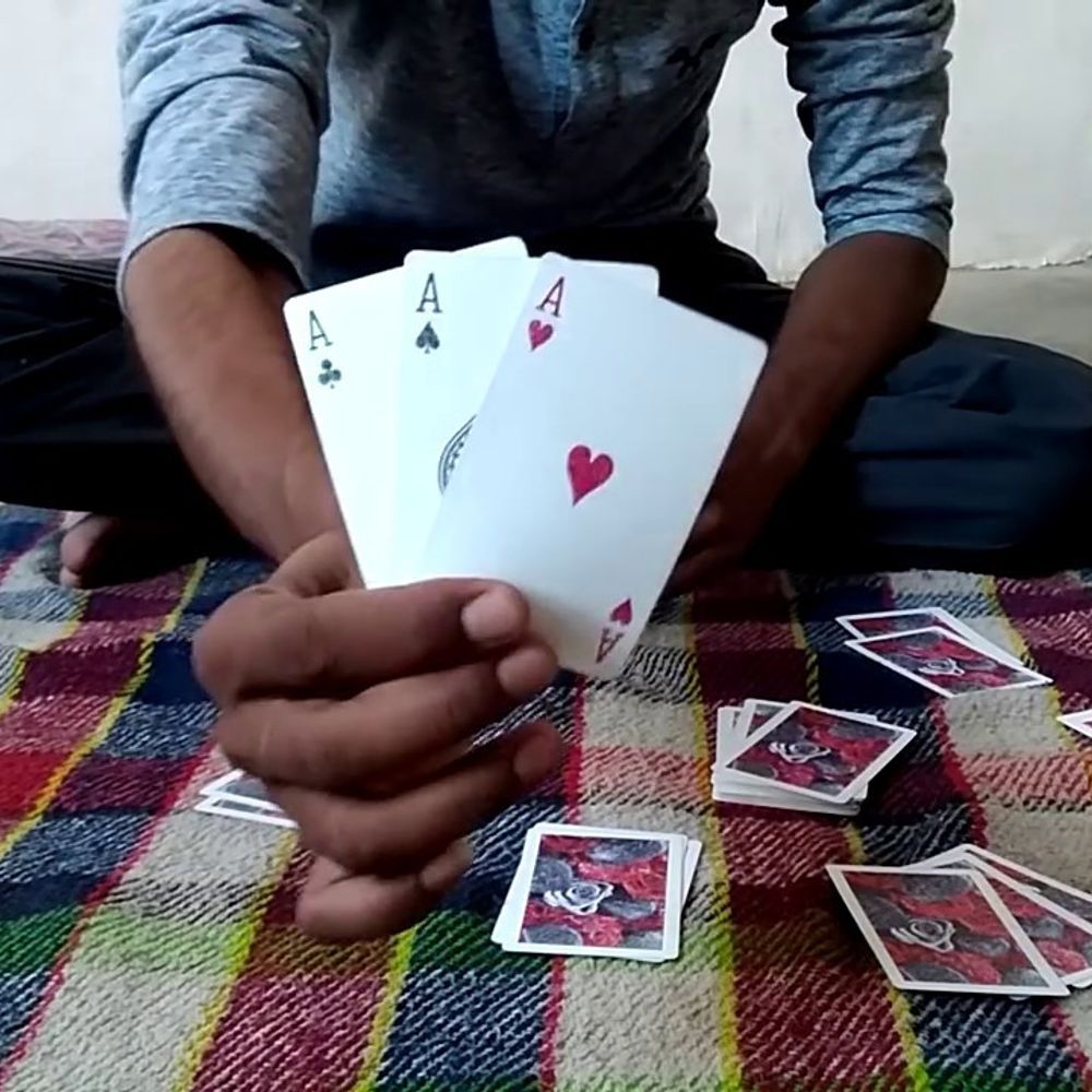 વલસાડના દુલસાડમાં જુગાર રમતા ત્રણ પકડાયા, પોલીસે ₹61,800નો મુદ્દામાલ જપ્ત કર્યો, બે વોન્ટેડ.