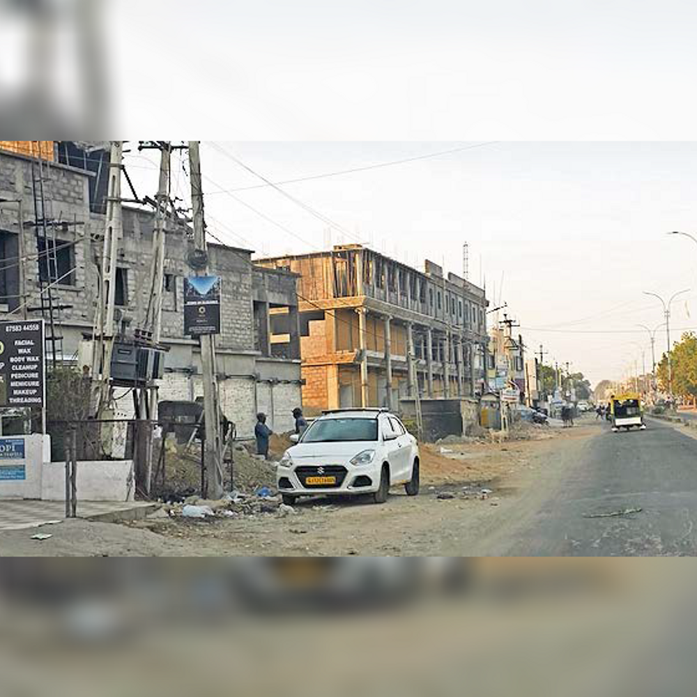 માધાપર મુખ્ય માર્ગે 20 વર્ષમાં 100થી વધુ દુકાનોનું નિર્માણ; રહેણાંક મકાનો કોમર્શિયલ હબમાં પરિવર્તિત થયા.