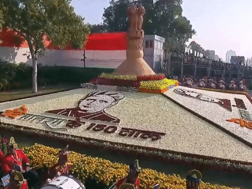 77મો ગણતંત્ર દિવસ: મોદીની શહીદોને શ્રદ્ધાંજલિ, 'સિંદૂર' ફોર્મેશનમાં ફ્લાયપાસ્ટ, 2 ખૂંધવાળો ઊંટ, 30 ઝાંખીઓમાં 2,500 કલાકારો.