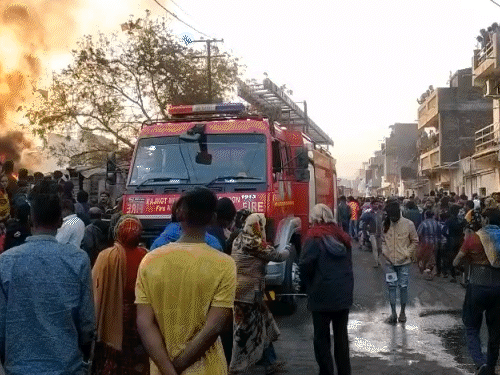 થોરાળા પોલીસ સ્ટેશન પાસે ભીષણ આગ: લોકો ભાગ્યા, 16થી વધુ ઝૂંપડાં ખાખ; ફાયર વિભાગે કાબૂ મેળવ્યો.