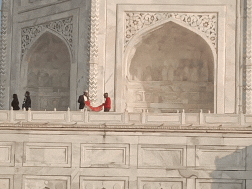 તાજમહેલ પર હિંદુવાદીઓએ તિરંગો ફરકાવ્યો અને ભારત માતાના જયકારા લગાવી રાષ્ટ્રગાન ગાયું