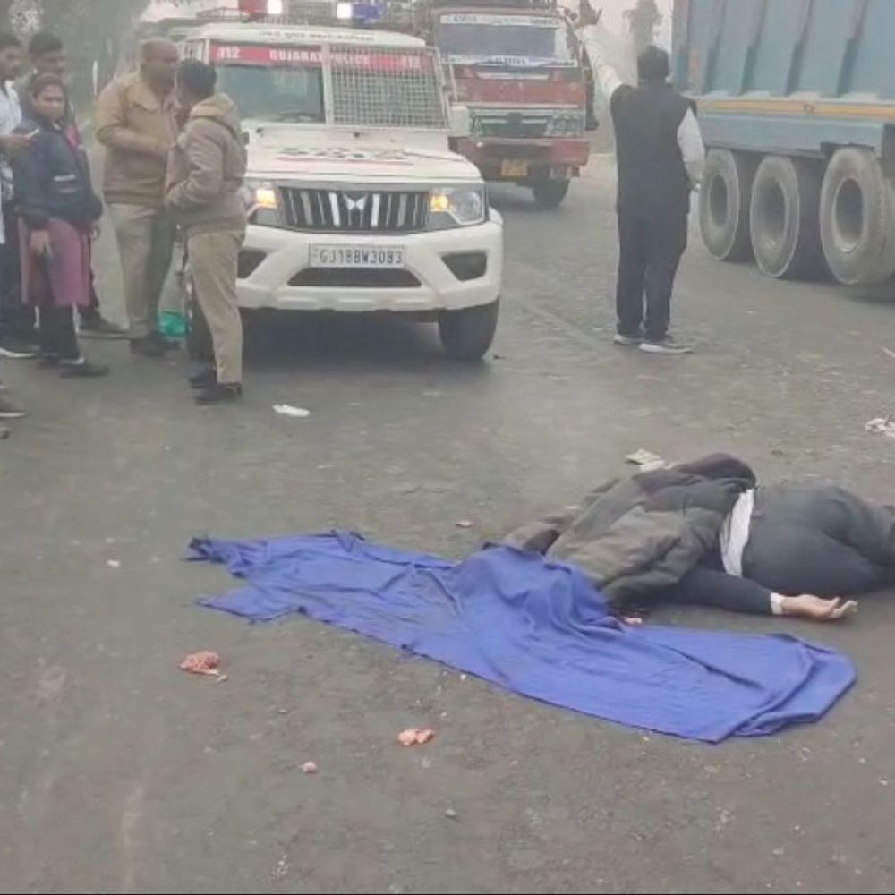 વડોદરાના દુમાડ પાસે ટ્રકની અડફેટે બાઇક ચાલકનું મોત, મૃતદેહ પોસ્ટ મોર્ટમ માટે મોકલાયો.