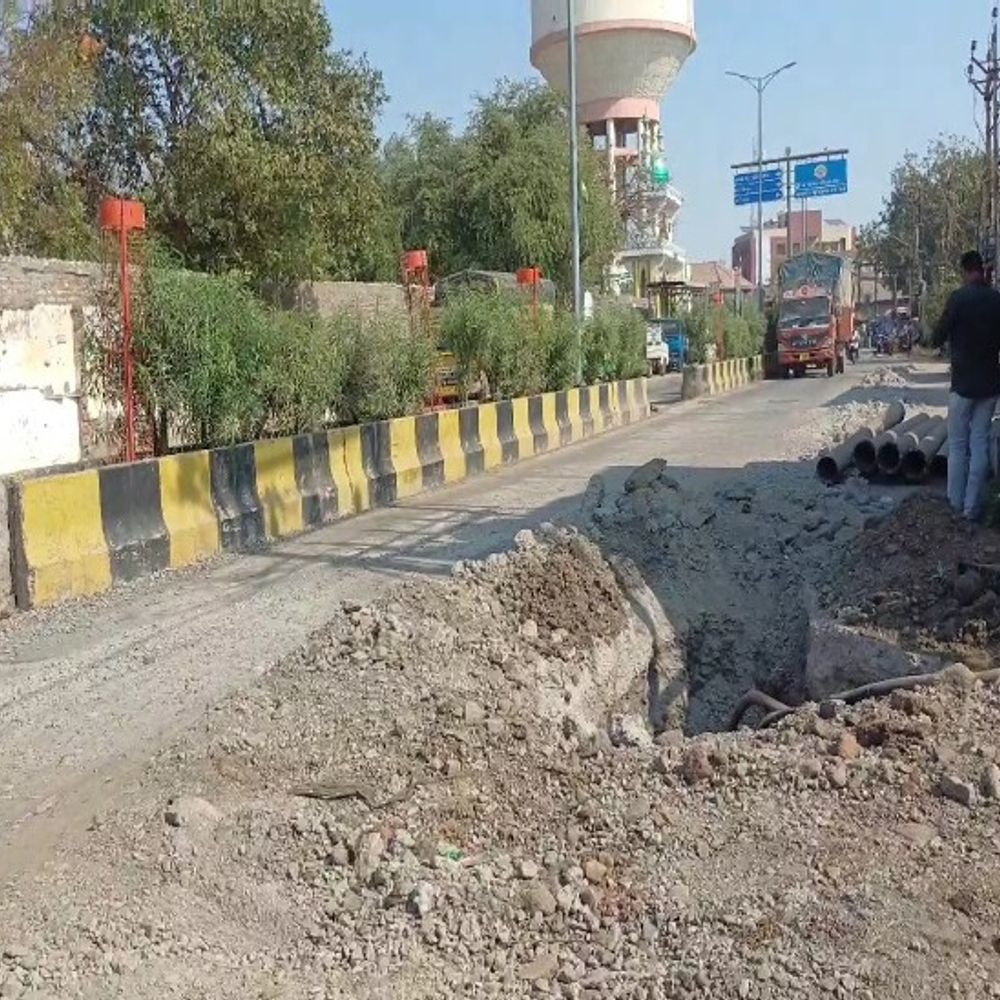 કુંભારવાડા રોડ વિવાદ: ડ્રેનેજ મિશ્રિત પાણી સમસ્યા અટકાવવા, મનપા દ્વારા 10 વર્ષ જૂનો RCC રોડ તોડી નવી વોટર લાઈન નાખવામાં આવશે.