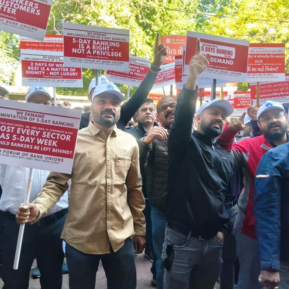 દર શનિવારે રજાની માંગણી સાથે 8 લાખ BANKકર્મીઓની હડતાલ, જેમાં રાજકોટના 1500 સહિત ગુજરાતના 15000 કર્મચારીઓ જોડાયા.