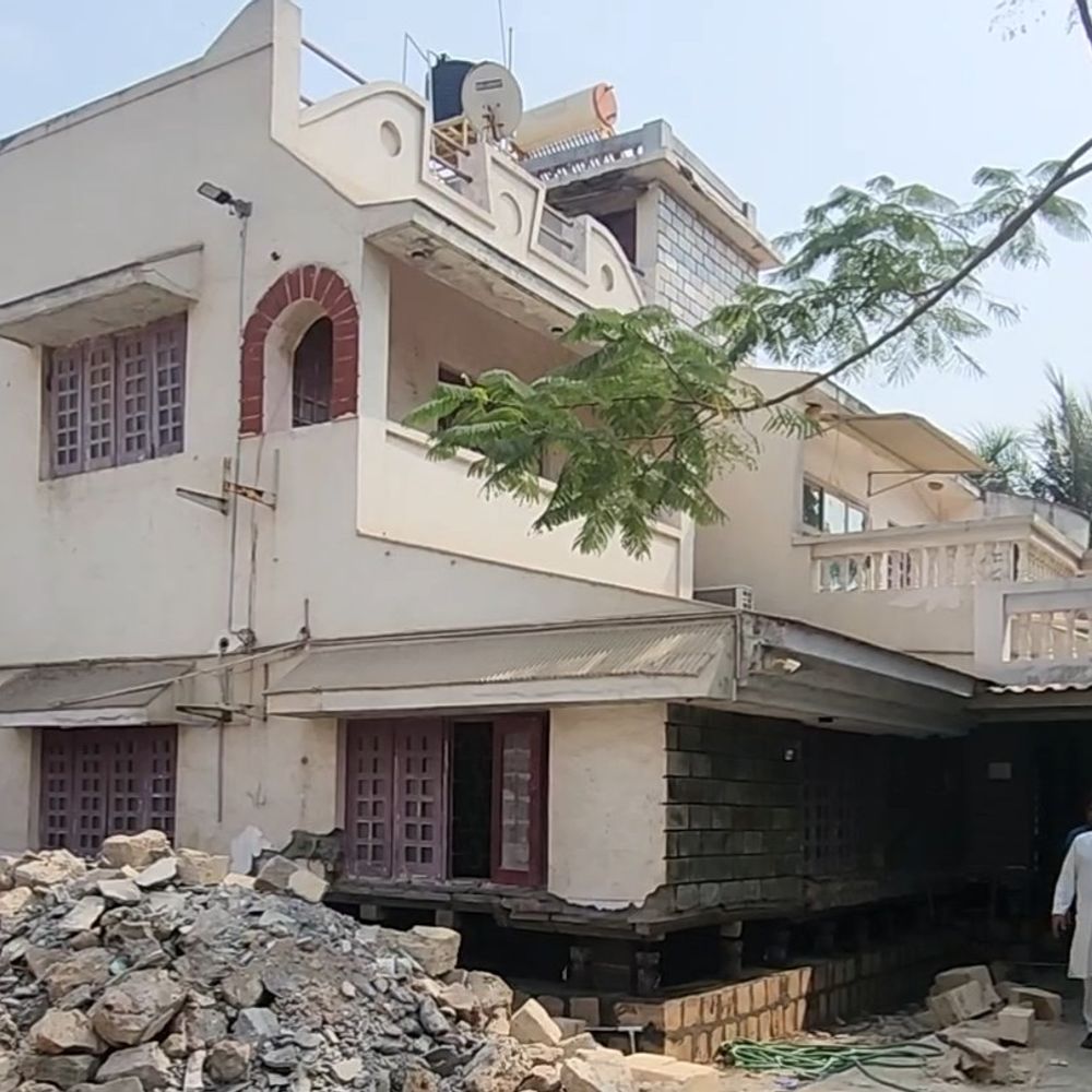 2200 સ્ક્વેર ફૂટના બંગલાને તોડ્યા વિના 4 ફૂટ ઊંચો કરાયો: જેકિંગ ટેકનિકથી વેરાવળવાસીઓમાં કુતૂહલ.