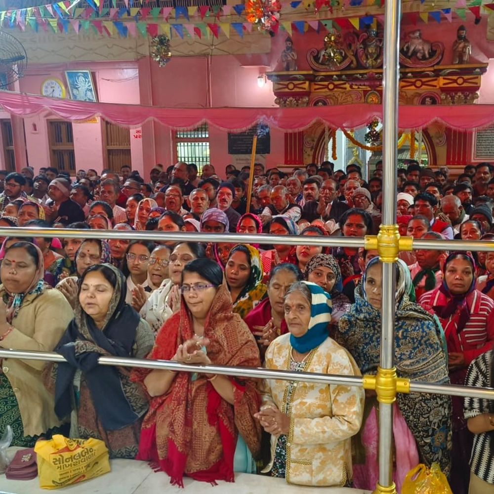 ખેડબ્રહ્મા અંબિકા મંદિરે માઘ પૂનમે ભક્તોની ભીડ: વહેલી સવારથી દર્શન માટે ભક્તો ઉમટ્યા, મંદિર પરિસર ભરાઈ ગયું.