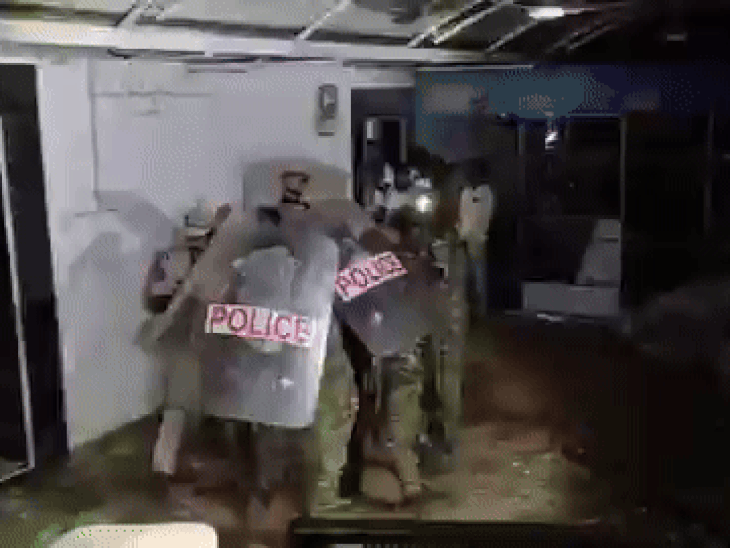 આંધ્રમાં YSRCP અધ્યક્ષે CMને ગાળો દેતા ધરપકડ, TDP કાર્યકરો દ્વારા તોડફોડ અને આગ લગાવાઈ, માફીની માંગ.