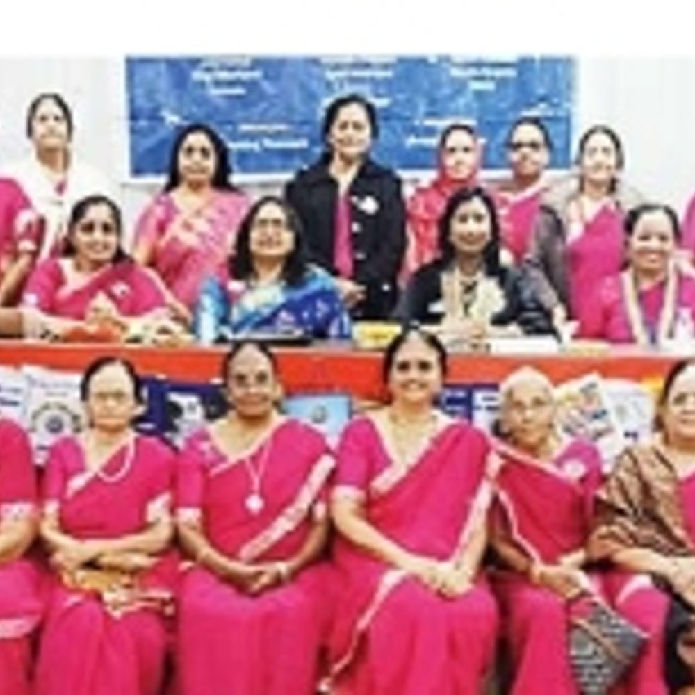 ભુજની સંસ્થાના સેવાકાર્યો: શાળાને રૂ.10,000ના પુસ્તકો, જયપુર ફૂટ કેમ્પમાં દાન અને રોટરી ફ્લેમિંગોને અનુદાન.