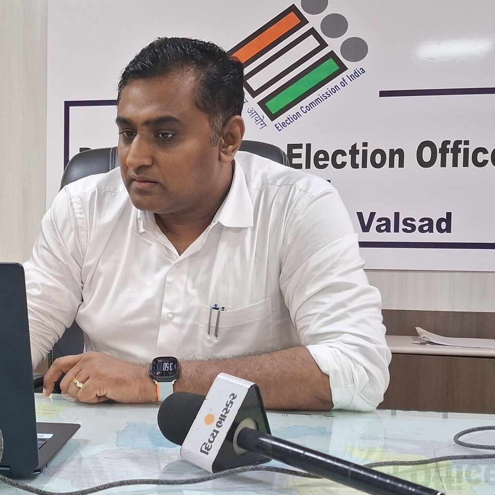 વલસાડમાં મતદાર યાદી મુદ્દે રાજકીય ગરમાવો, અનંત પટેલનો ભાજપ પર મતાધિકાર છીનવવાનો આક્ષેપ, ચૂંટણી અધિકારીનો ન્યાયી પ્રક્રિયાનો દાવો.