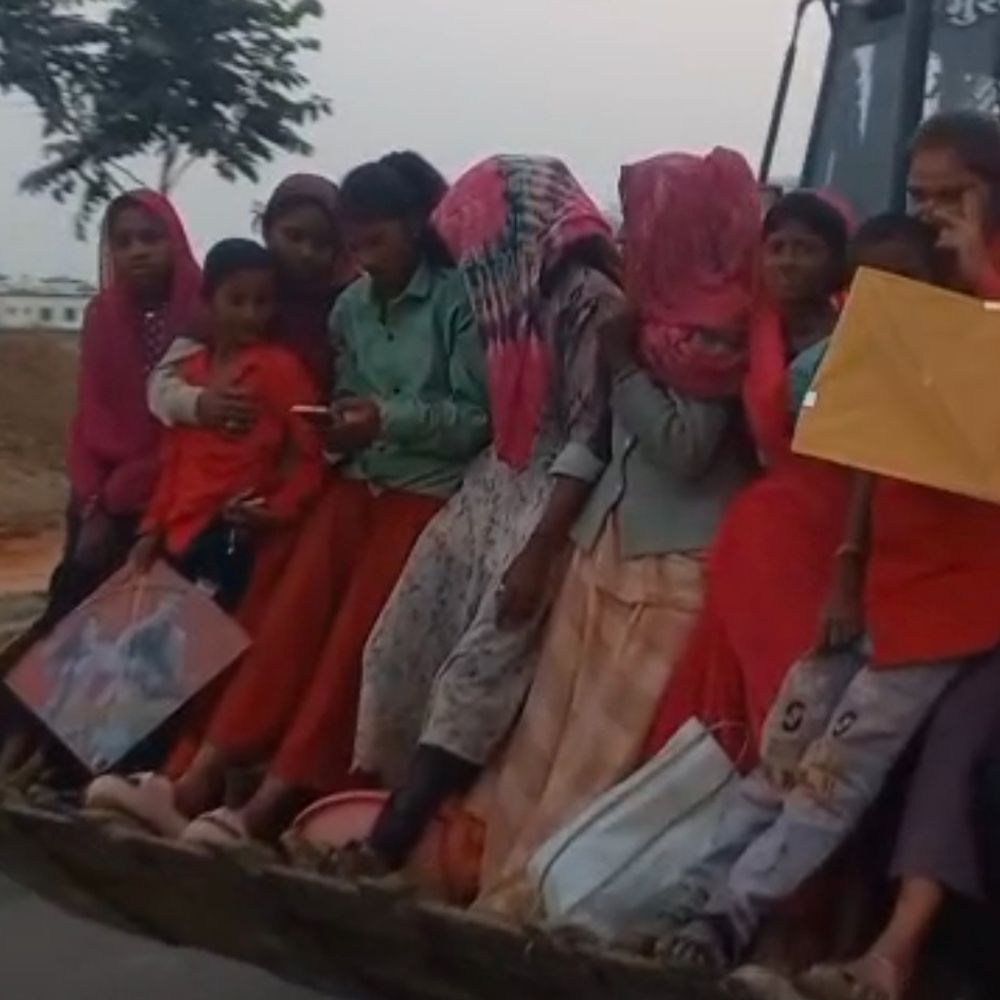 વડોદરા: ટ્રાફિક નિયમો તોડનાર JCB ચાલકની ધરપકડ, કાન પકડી માફી માંગી, શ્રમિકોને જોખમી રીતે બેસાડ્યા.