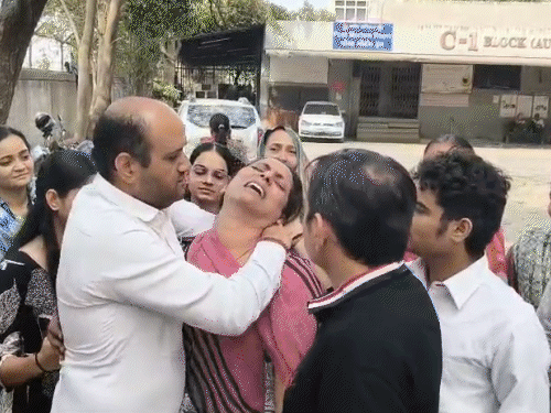 સુરતમાં પરિણીતાનો આપઘાત: પુત્રએ કેનેડાથી આવી અંતિમ સંસ્કાર કર્યા, પતિ સહિત 5 સામે ગુનો નોંધાયો.