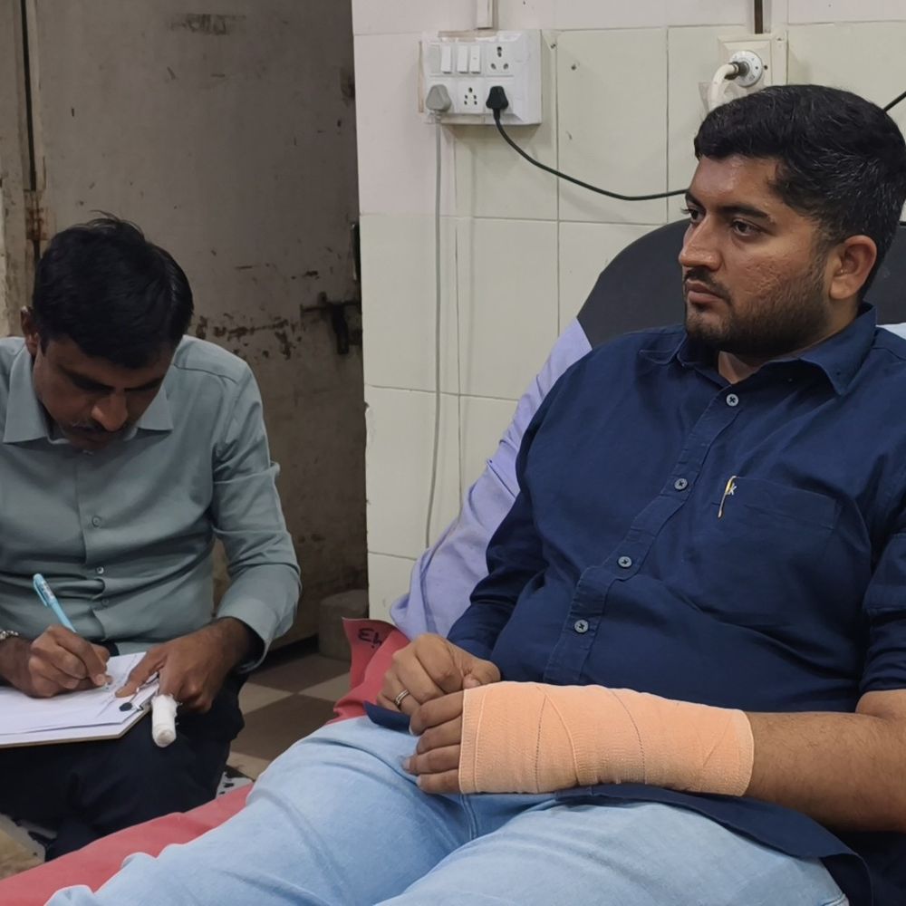 પોરબંદરમાં DYSP ઓફિસ પાસે પત્રકાર પર હુમલો, ખનીજ ચોરીના અહેવાલ બદલ માર મારવામાં આવ્યો.