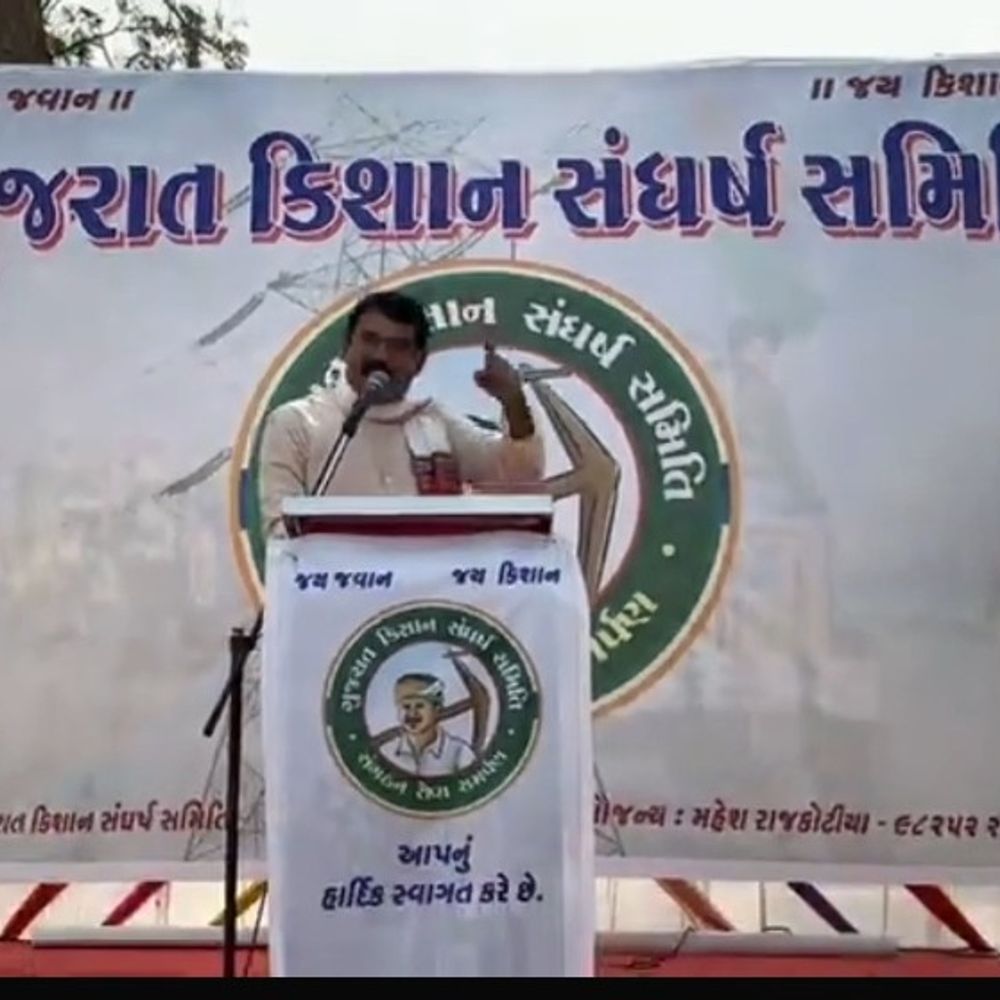 લાલજી દેસાઈએ કલાકારોને નિશાન બનાવ્યા, અદાણી-અંબાણી મુદ્દે સરકાર પર પ્રહાર કર્યા, આ ઘટનાનો વિડીયો વાયરલ થયો.