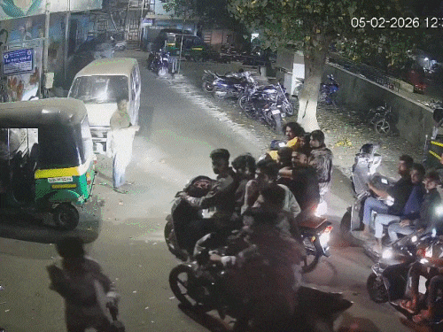 સુરતમાં મારામારી કરનારને પોલીસે ઘટના સ્થળે જ કાન પકડાવ્યા