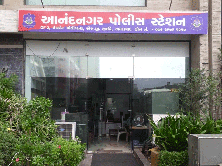 સામાન્ય અકસ્માતમાં મારામારી: Prahladnagar Garden પાસે ગાડી અથડાતા શેઠાણીને લાફા માર્યા.
