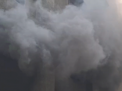 સુરતમાં નિધિ ટેક્સટાઇલ માર્કેટમાં ફરી આગ લાગી: ગ્રાઉન્ડ ફ્લોર પર અફરાતફરી, ફાયરની 20+ ગાડીઓ.