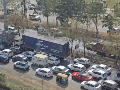 હોટેલ હિલ્લોક નજીક ડિવાઈડર કટ ખોલવા માટે લોકોનો વિરોધ, ટ્રાફિક સમસ્યાથી પરેશાન, પોલીસ સાથે ઘર્ષણ.