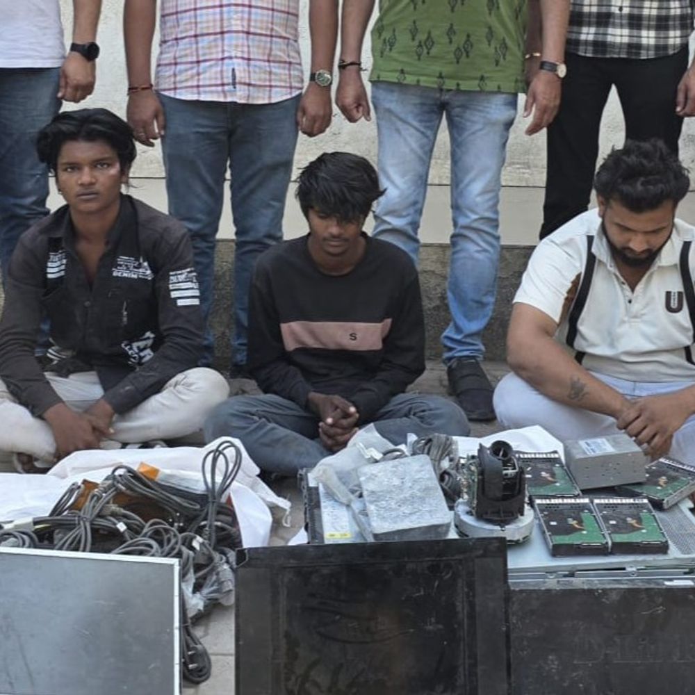 વિધાનગર પોલીસ લાઈનમાં ચોરીનો ભેદ ઉકેલાયો: LCBએ 2 લાખના મુદ્દામાલ સાથે 3 તસ્કરને પકડ્યા, અન્ય બેની શોધખોળ.