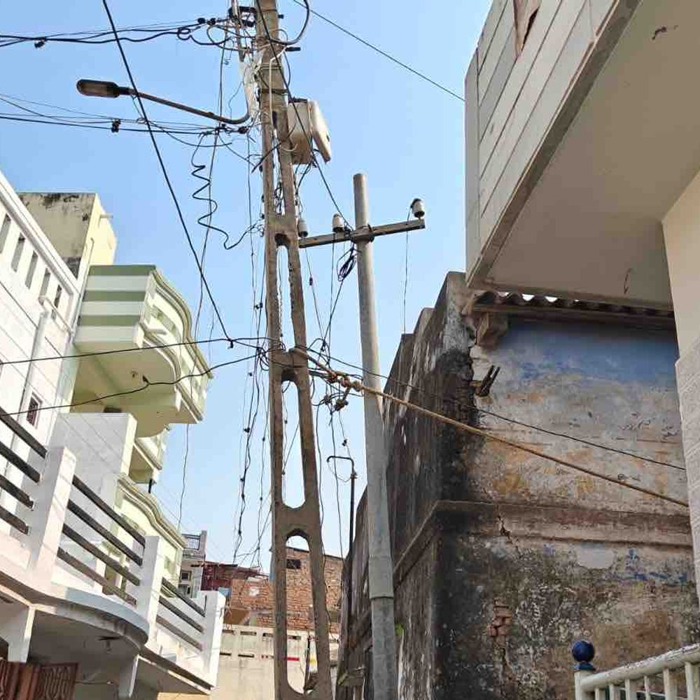 પાટણમાં જોખમી વીજપોલ દોરડાના સહારે: કોર્પોરેટરે UGVCLને રજૂઆત કરી, જાનહાનિની જવાબદારી અધિકારીઓની રહેશે.