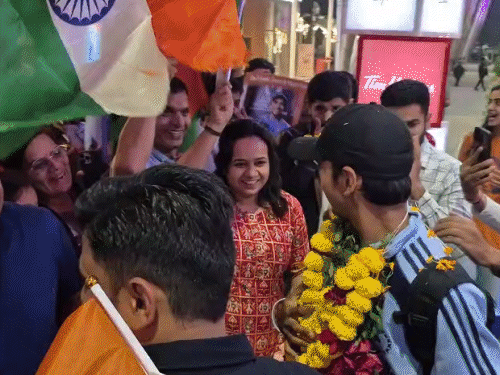 અમદાવાદ એરપોર્ટ પર U-19 WORLD CUP હીરોઝનું ભવ્ય સ્વાગત, વેદાંત અને ખિલનનું પરિવાર દ્વારા હર્ષથી સ્વાગત.