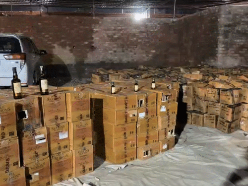 હેલ્મેટની આડમાં ગુજરાતમાં દારૂ ઘૂસાડવાનો પ્રયાસ: PCBએ રૂ. 64 લાખનો દારૂ પકડ્યો, હેલ્મેટ પણ જપ્ત.