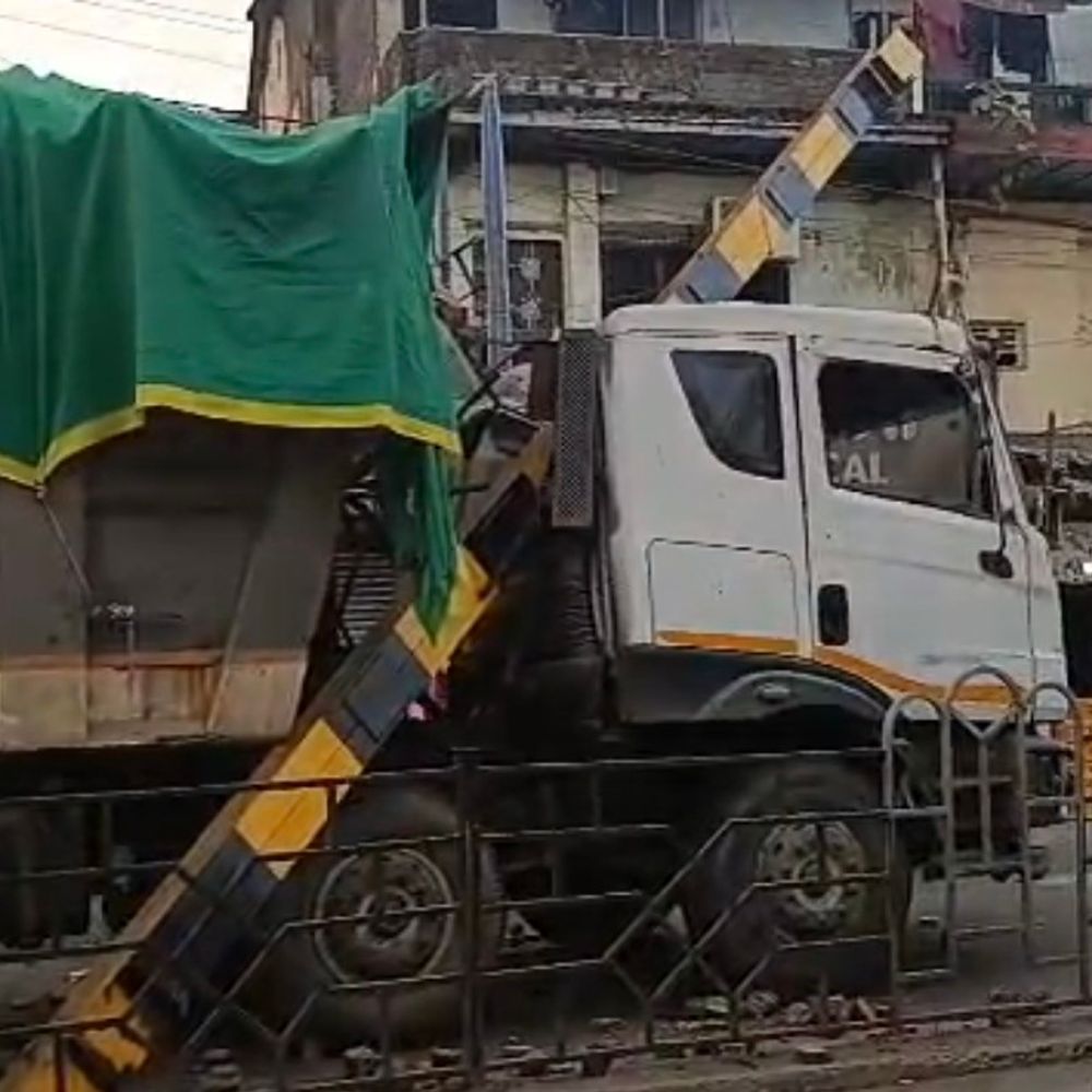 ભરૂચ: ડમ્પરે કસક સર્કલની લોખંડની એંગલ તોડી, ટ્રાફિકજામ; ભારે વાહનો રોકવા એંગલ લગાવાઈ હતી.