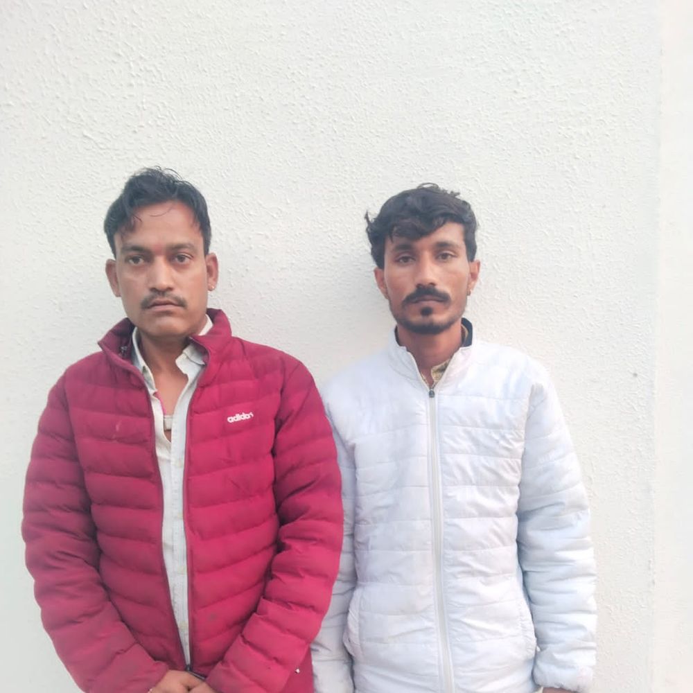 અમીરગઢ બોર્ડર પર લક્ઝરી બસમાંથી રૂ. 3.48 લાખનો દારૂ ઝડપાયો, બે આરોપીઓની ધરપકડ.