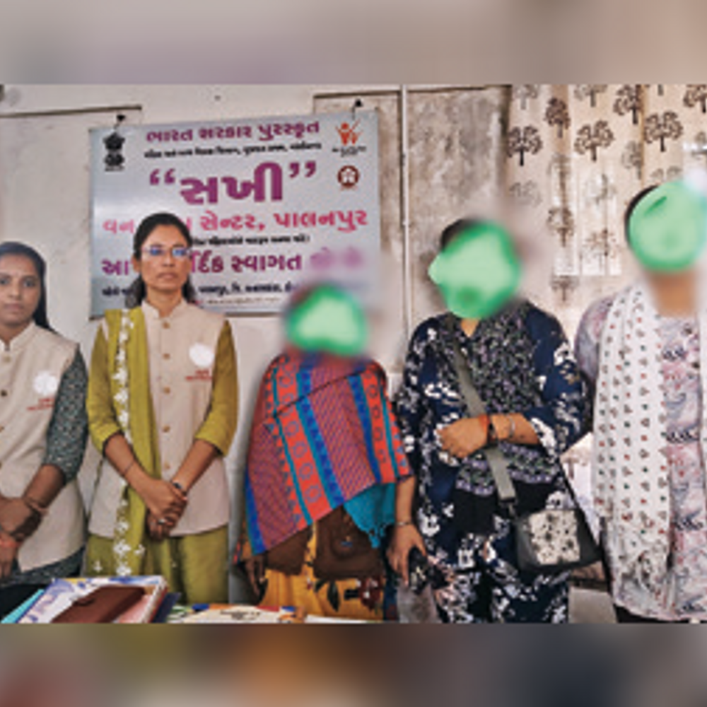 સખી વન સ્ટોપ સેન્ટર: UPના વૃદ્ધાનું પરિવાર સાથે મિલન, અભયમ ટીમની મદદથી સુખદ પુનઃમિલન.