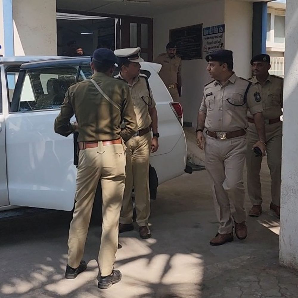 DIG બારોટની ગીર સોમનાથ મુલાકાત: અરજદારો સાથે સંવાદ અને પોલીસ કામગીરીની સમીક્ષા.