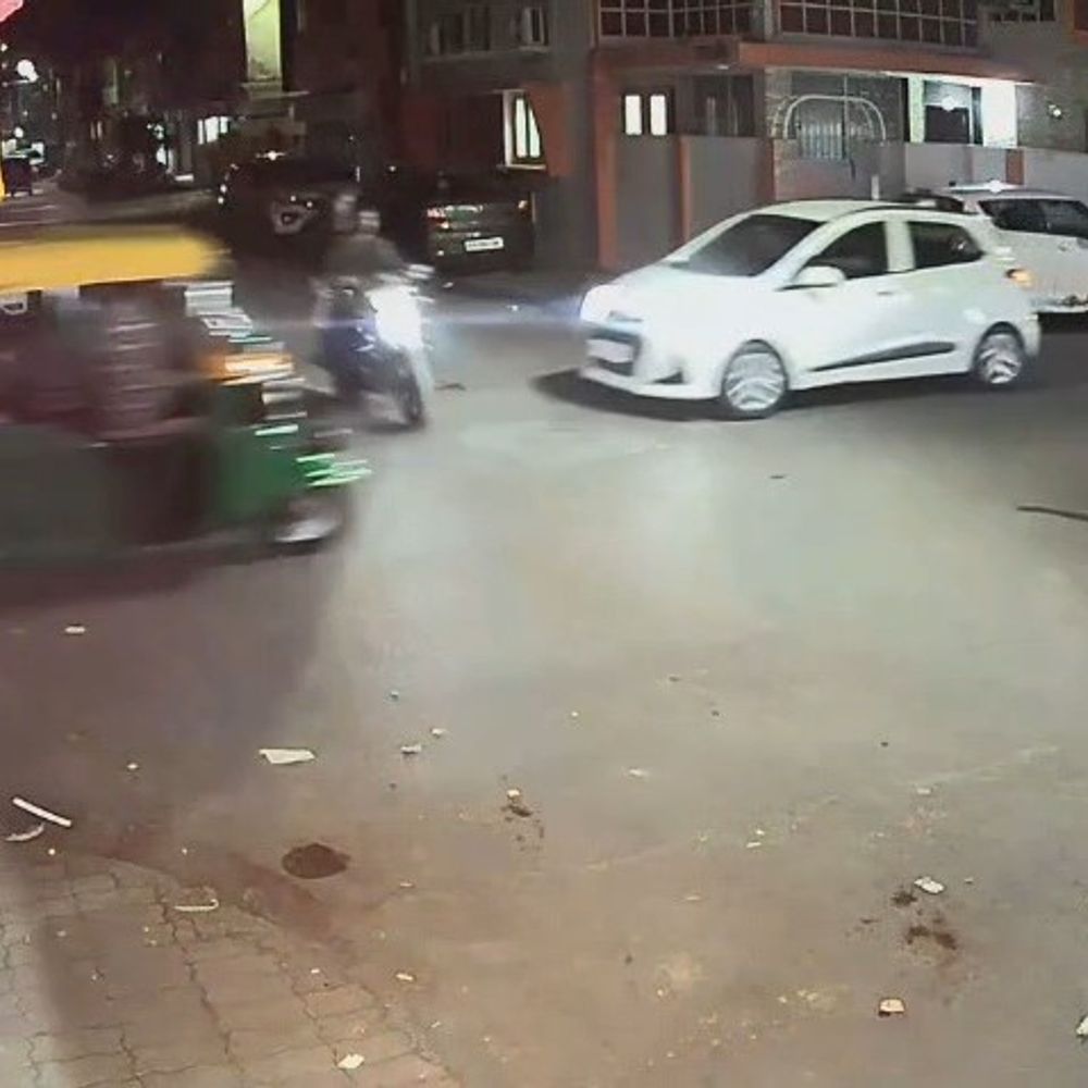 જામનગરમાં બાઇક ચાલકે અચાનક ઘૂસી જતાં રિક્ષાએ ગુલાંટ મારી, યુવાનોનો આકસ્મિક બચાવ થયો.