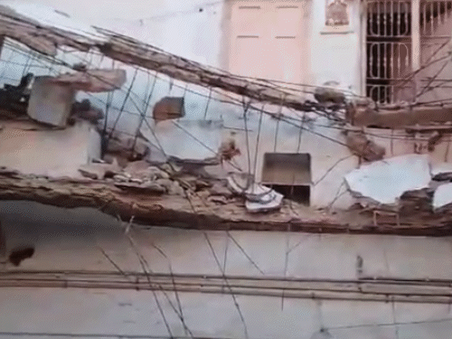 સુખરામનગરમાં ગેલેરી ધરાશાયી: 20-25 લોકો ફસાયા, ફાયર બ્રિગેડે રેસ્ક્યૂ કર્યું.